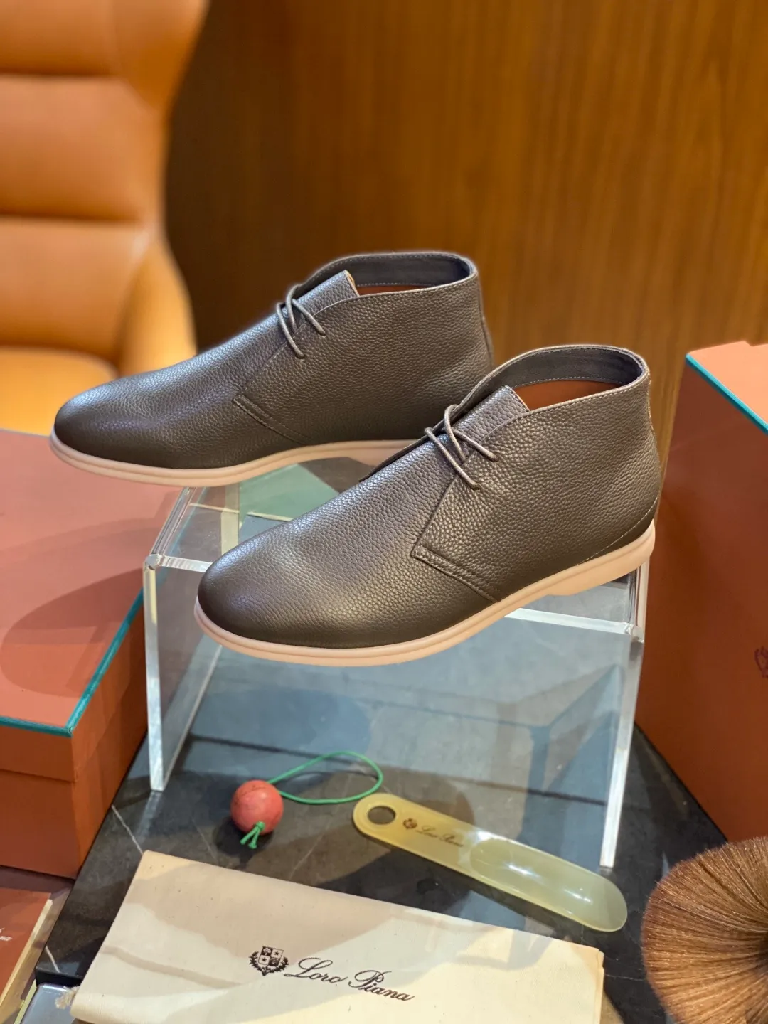 💰780 Loro Piana men's boots for autumn and winter ♞size; 39~46 The flexibility of first-layer cowhide returns to nature and feels the freedom and elegance in the city. A return to the original equestrian elegance aesthetics, Loro Piana is once again inspired by equestrianism this season, perfectly integrating freedom, elegance and functionality.